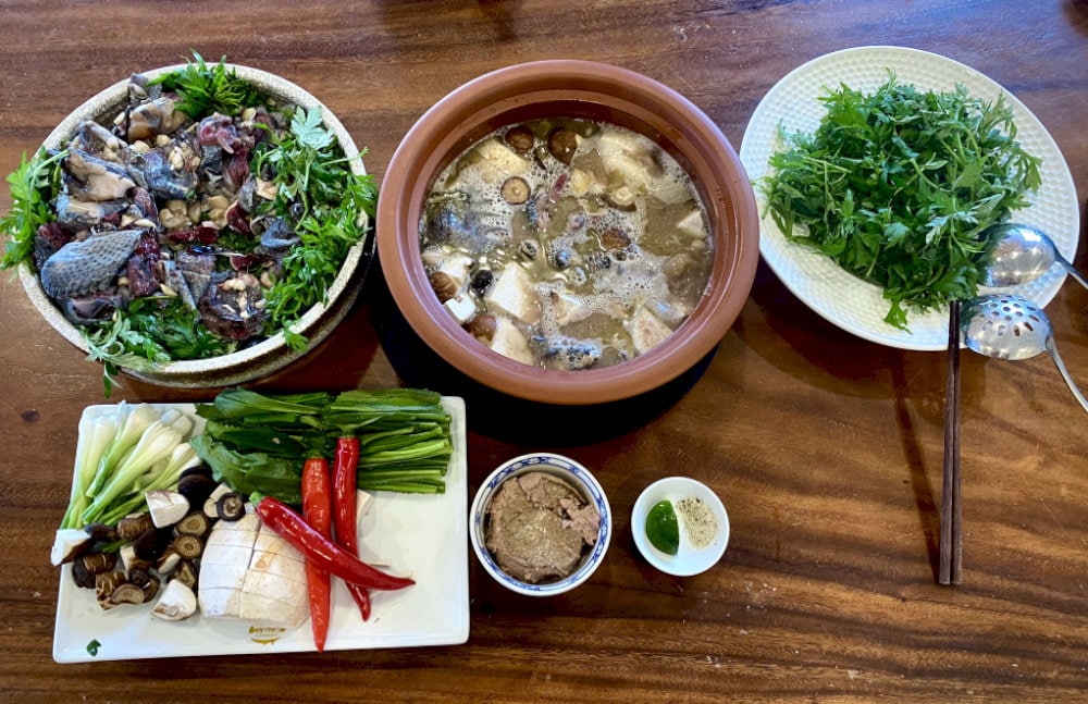 Lẩu gà đen kết hợp với pate béo ngậy